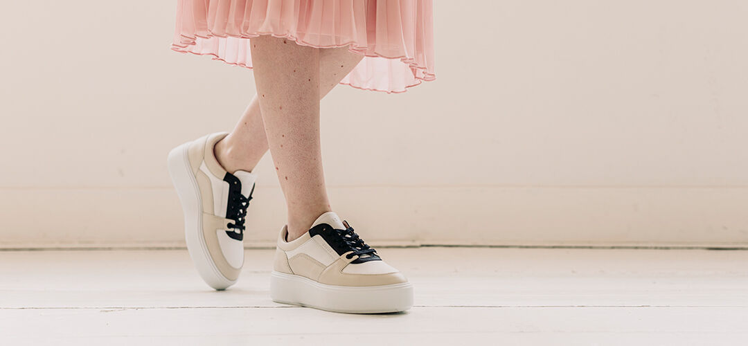 Welke sneakers draag je onder een jurk? | Omoda