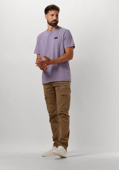 Geef mij een suggestie voor een casual outfit met kleur