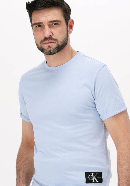 Lichtblauwe CALVIN KLEIN T-shirt BADGE TURN UP SLEEVE - large