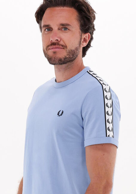 Lichtblauwe FRED PERRY T-shirt TAPED RINGER T-SHIRT - large