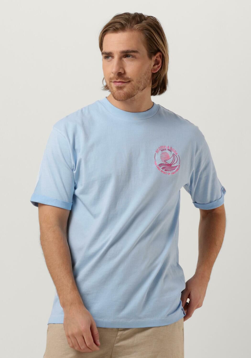 Lichtblauwe SCOTCH SODA T shirt COLD DYE TEE WITH CHEST ARTWORK Omoda