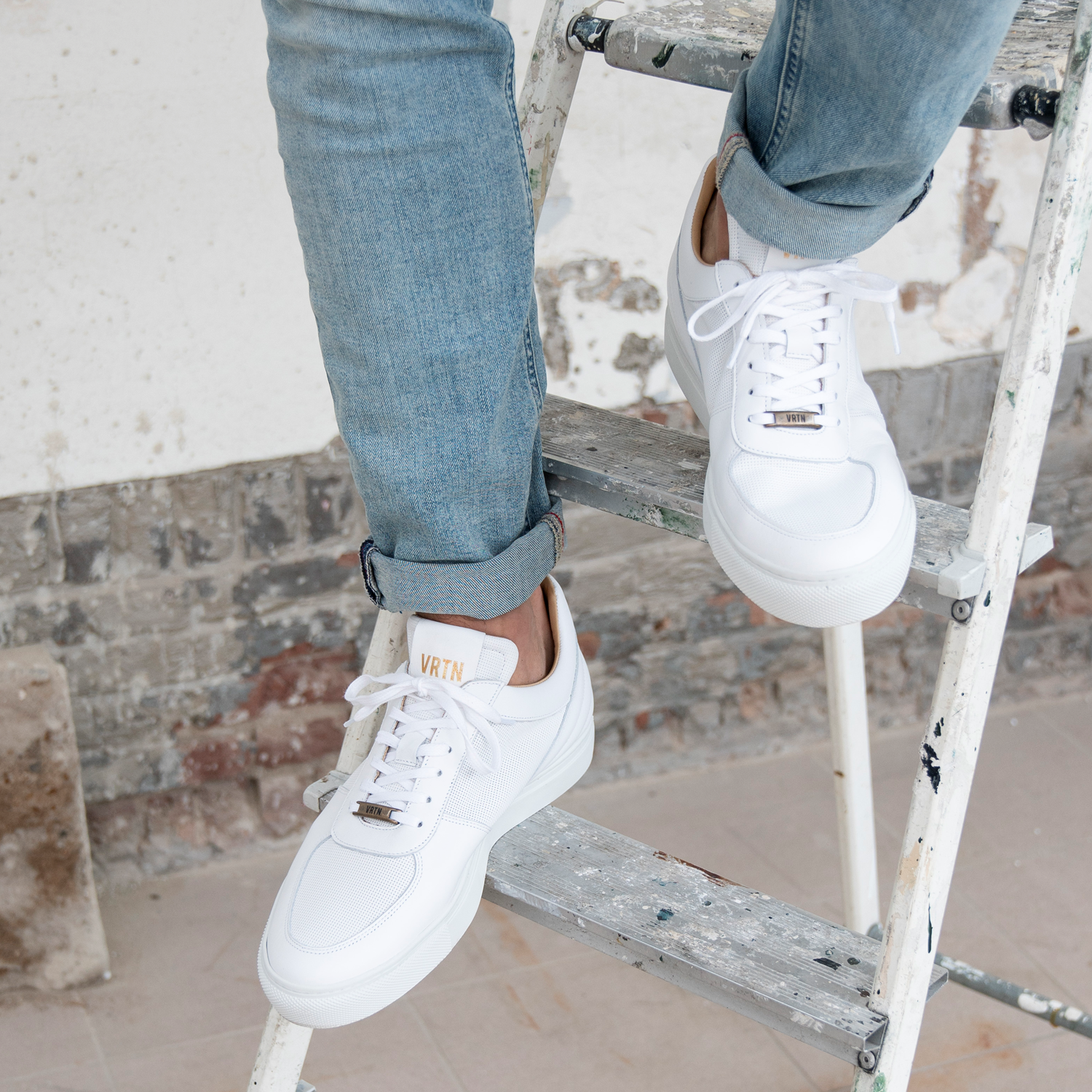 Witte sneakers omoda online