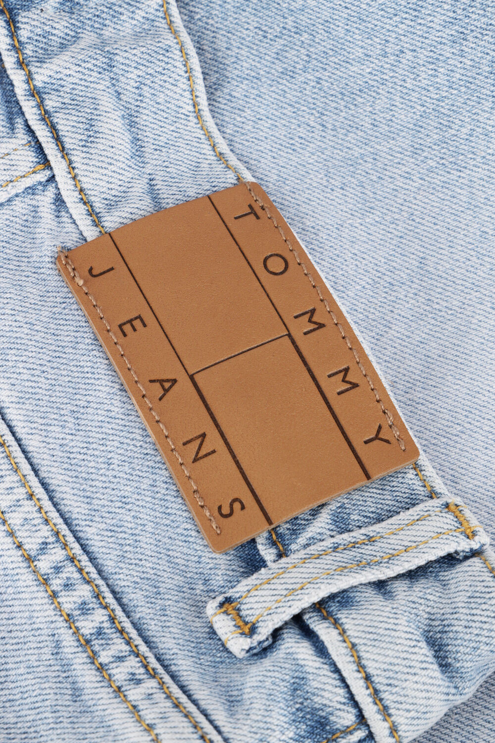 Lichtblauwe TOMMY JEANS Shorts MOM SHORT BI0112 - large