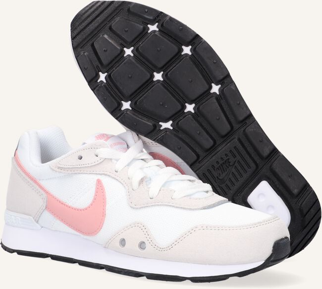 Roze NIKE Lage sneakers VENTURE RUNNER WMNS Roze NIKE Lage sneakers VENTURE RUNNER WMNS - large