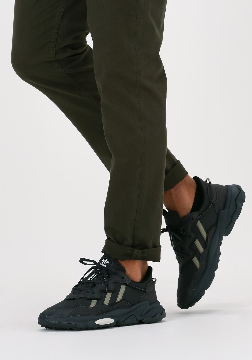 Grijze ADIDAS Lage sneakers OZWEEGO MEN - large