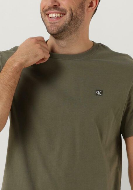 Olijf CALVIN KLEIN T-shirt CK EMBRO BADGE TEE - large