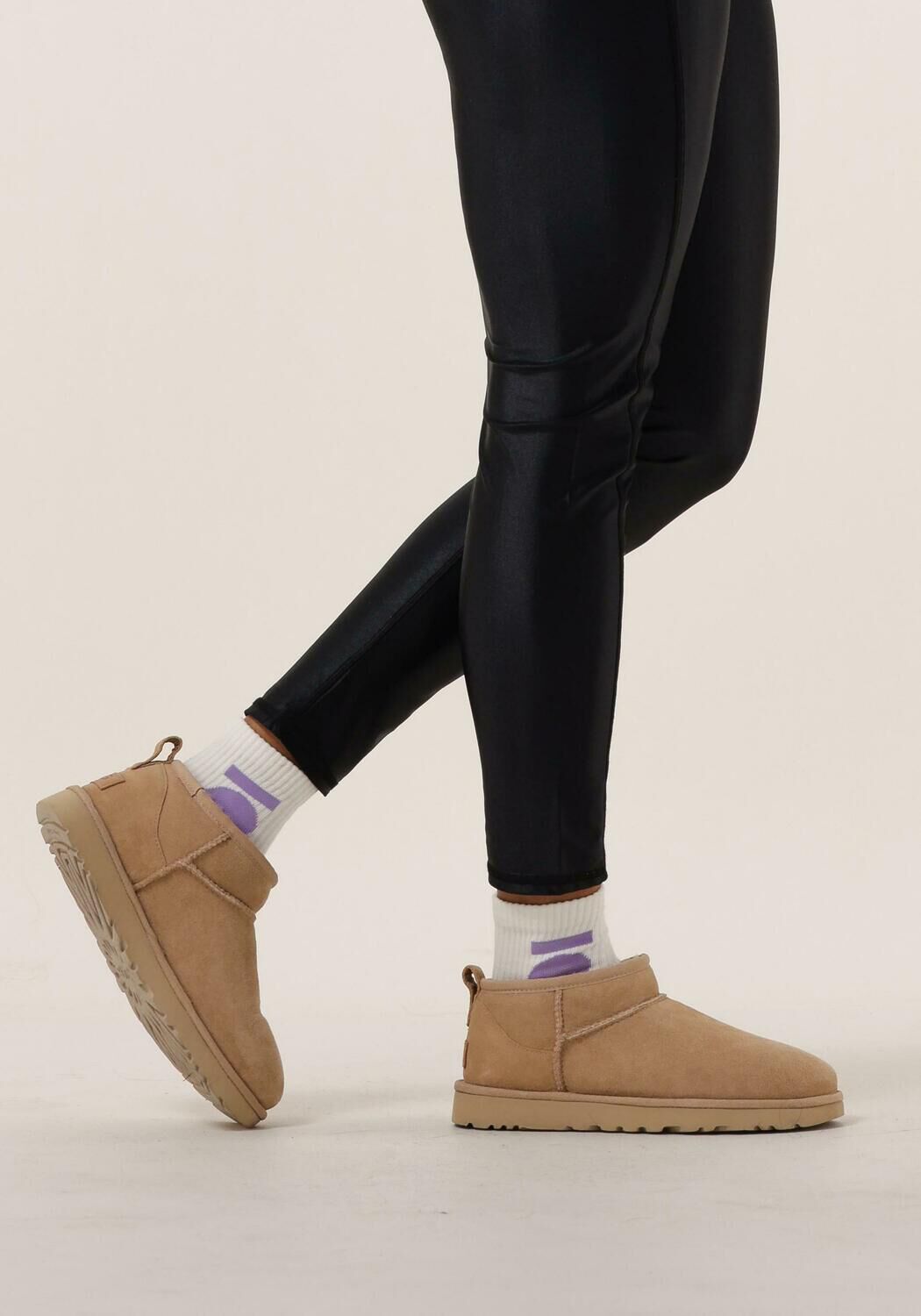 Beige UGG Vachtlaarzen W CLASSIC ULTRA MINI - large
