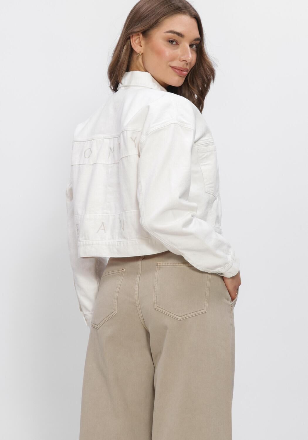 Witte TOMMY JEANS Spijkerjas OVSZ CROP TRCKR JCKT FLG BJ6099 - large