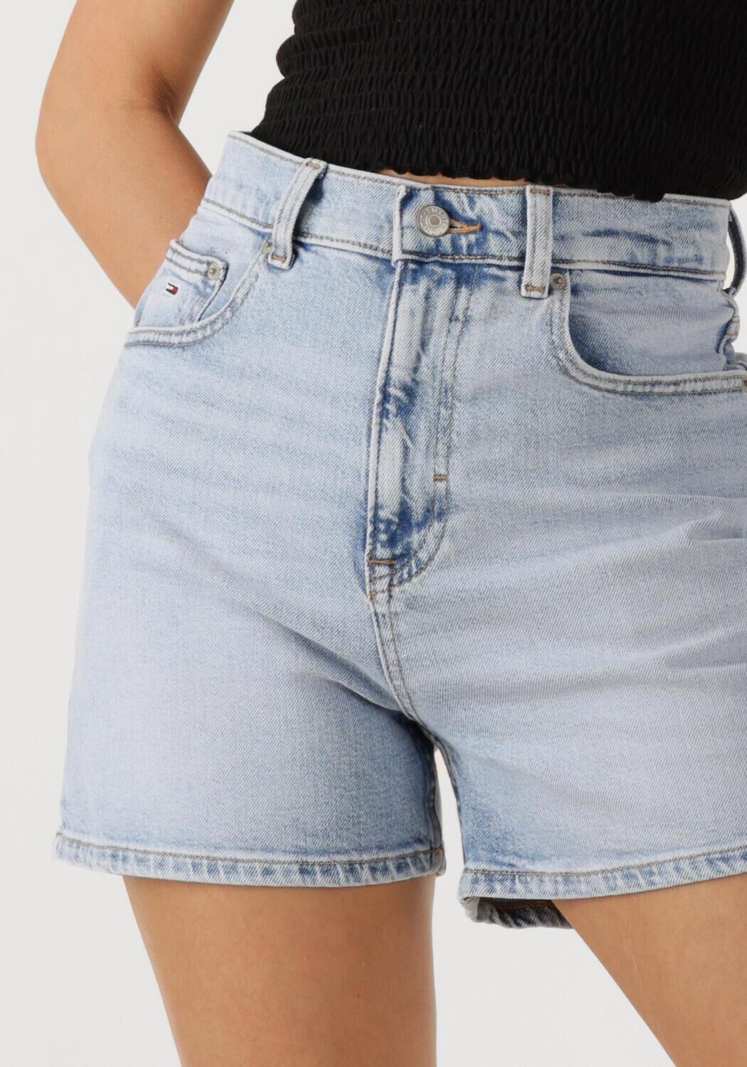 TOMMY JEANS Dames Jeans Mom Short Bi0112 Lichtblauw