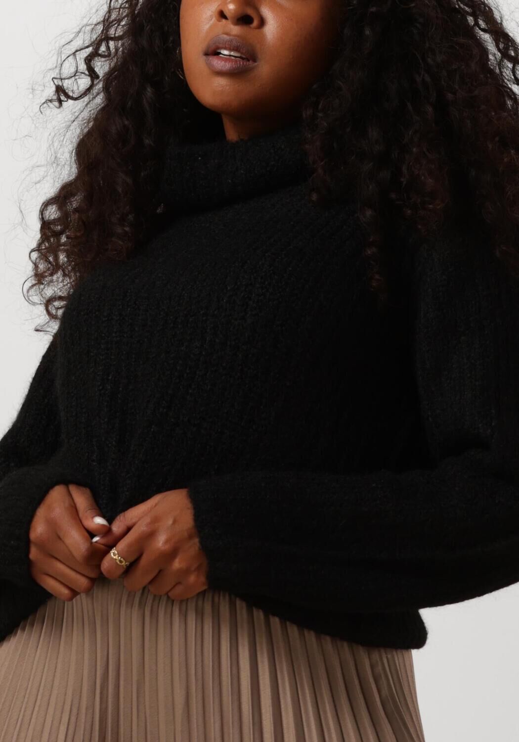 MY ESSENTIAL WARDROBE Dames Truien & Vesten Meenamw Knit Rollneck Zwart
