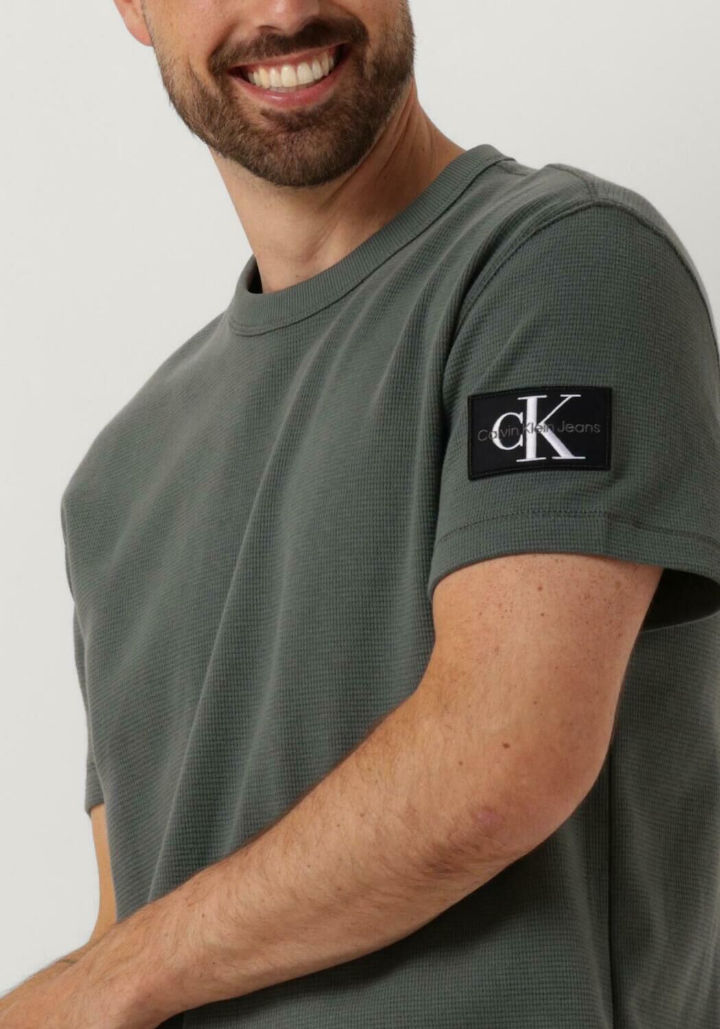 CALVIN KLEIN Heren Polo's & T-shirts Badge Waffle Tee Grijs