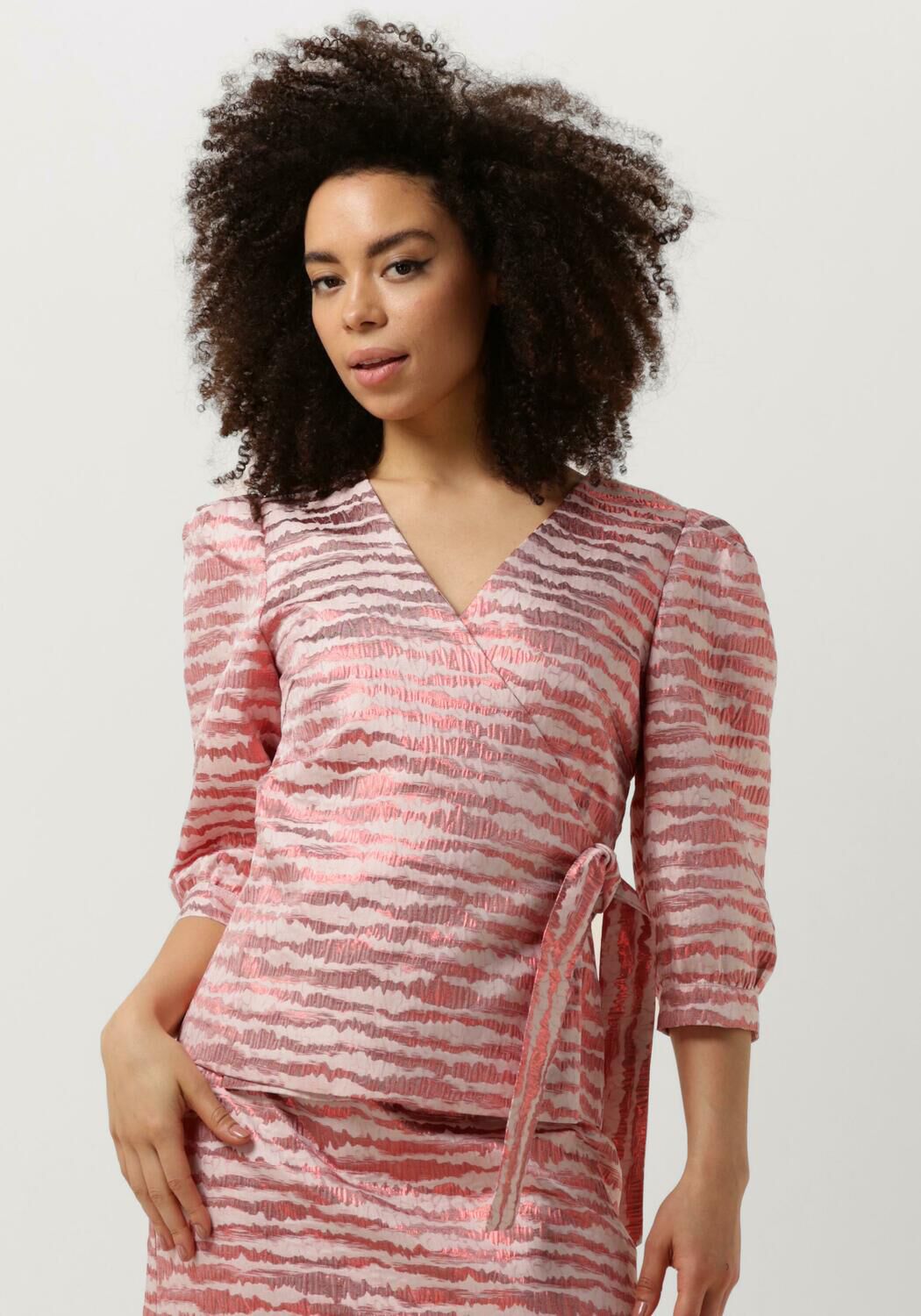 Aaiko overslag top met all over print en overslag detail lichtroze