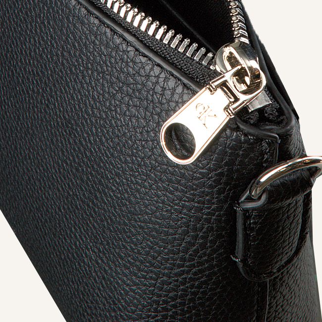 Zwarte CALVIN KLEIN Schoudertas CAMERA POUCH Zwarte CALVIN KLEIN Schoudertas CAMERA POUCH - large