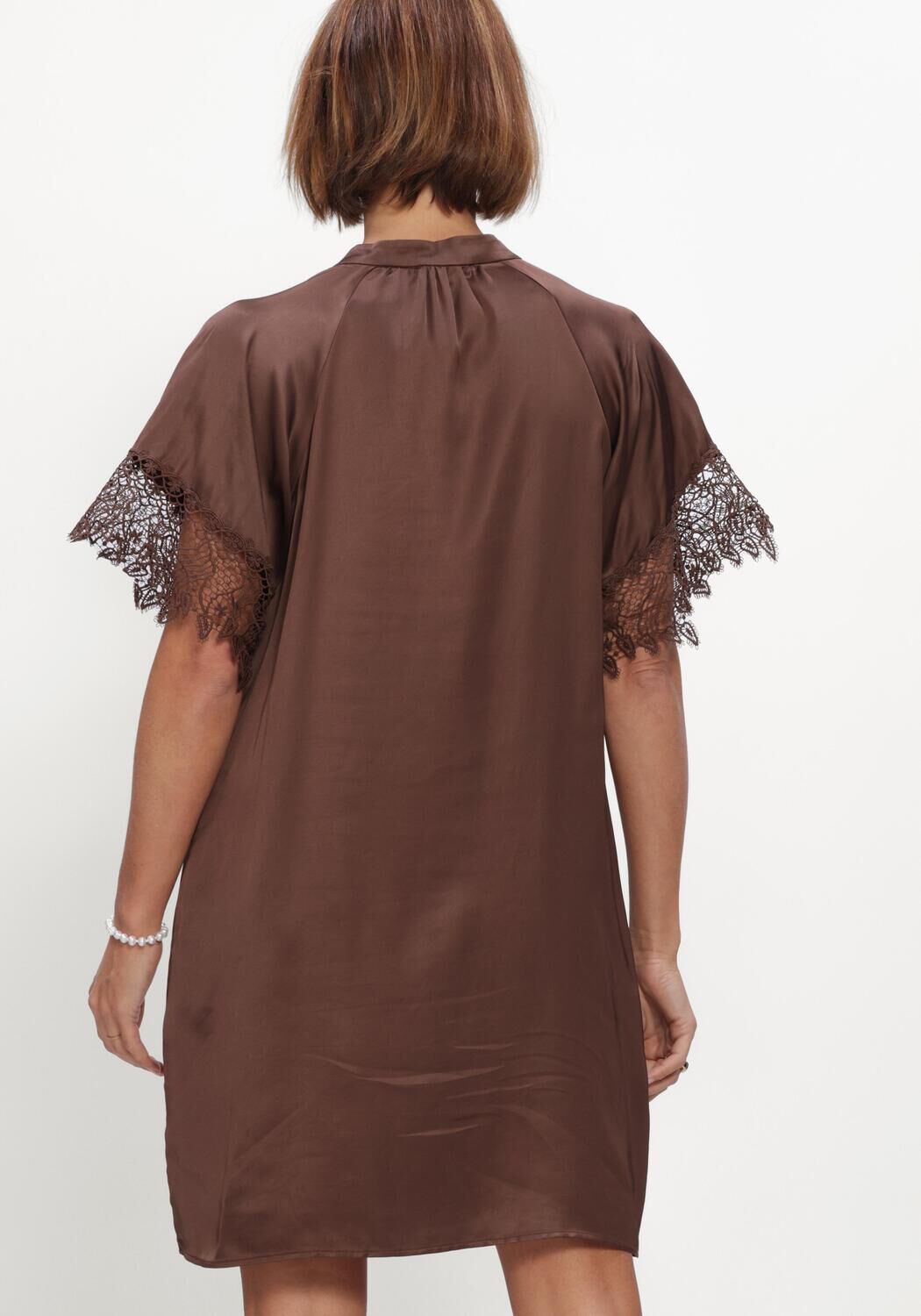 Bruine BRUUNS BAZAAR Jurken KORTHALSIABBWENNY DRESS - large
