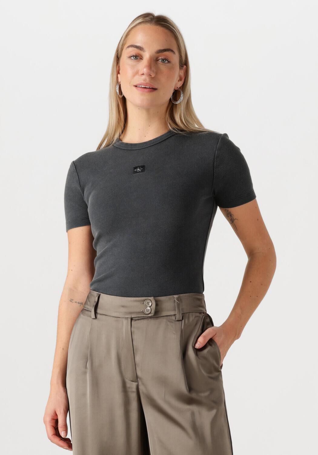 CALVIN KLEIN Dames Tops & T-shirts Washed Woven Label Rib Fit Tee Donkergrijs
