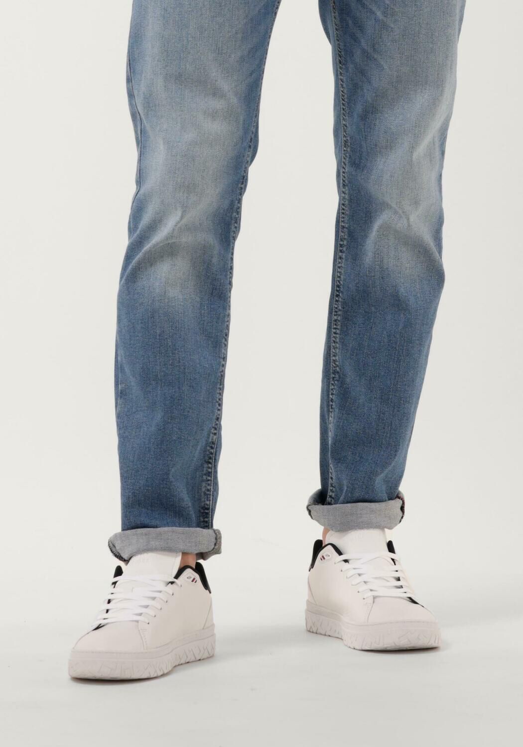 Witte TOMMY HILFIGER Lage sneakers MODERN ICONIC COURT CUP - large