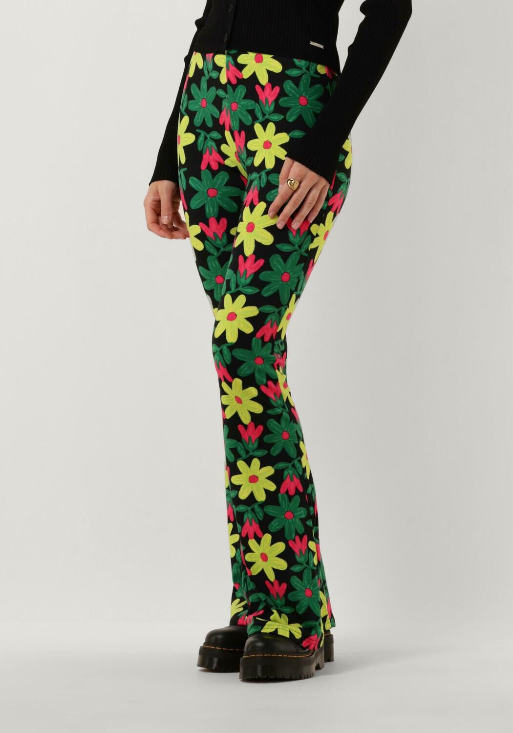 COLOURFUL REBEL Dames Broeken Big Flower Peached Extra Flare Pants Gebroken Wit