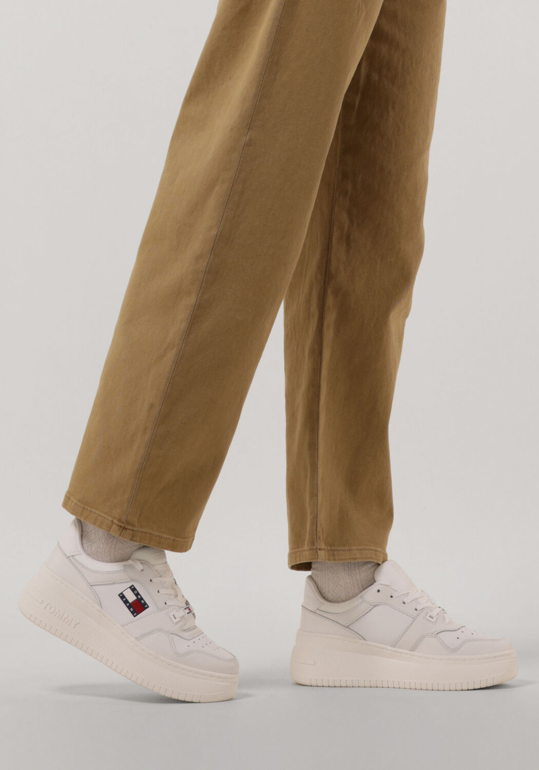 Witte TOMMY JEANS Lage sneakers TOMMY JEANS RETRO BASKET FLATF - large