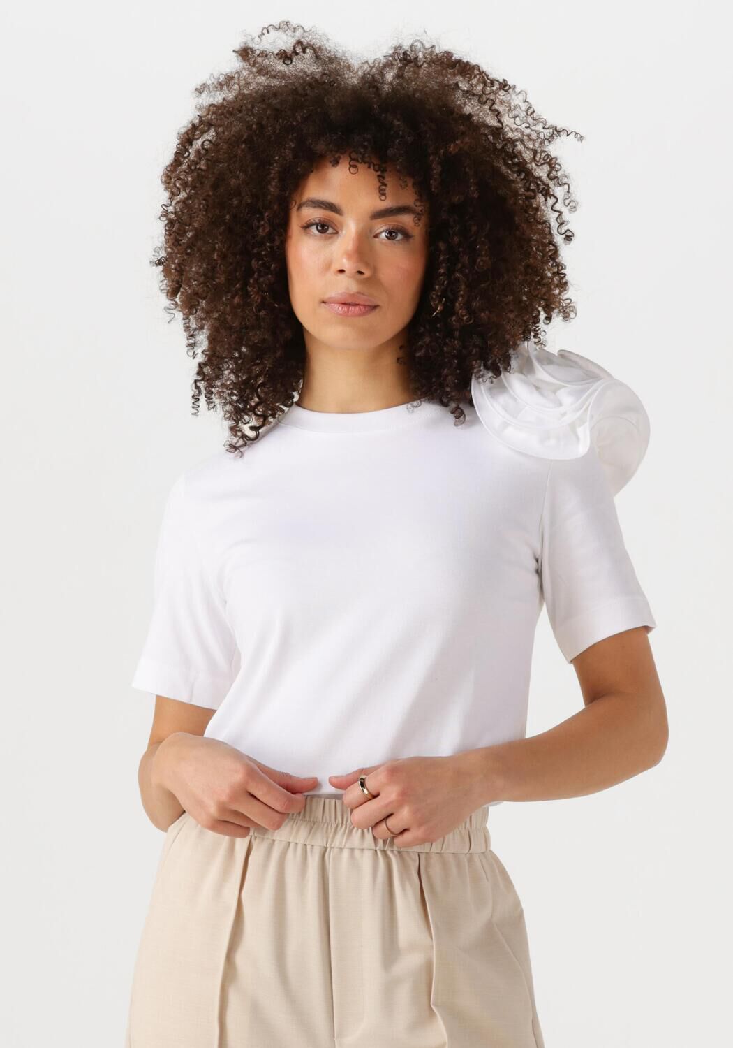 JANSEN AMSTERDAM Dames Tops & T-shirts Roxy T-shirt Co 105 Short Slv Flower Detail Wit