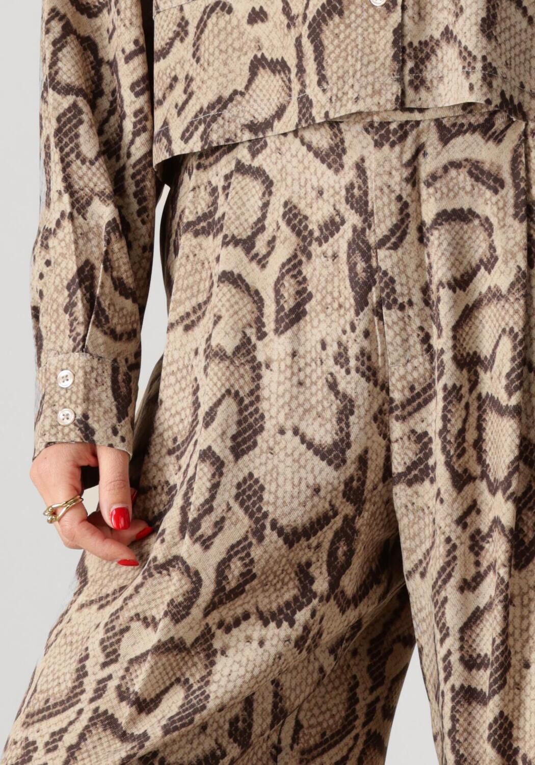 ALIX THE LABEL Dames Broeken Ladies Woven Snake Twill Pants Zand
