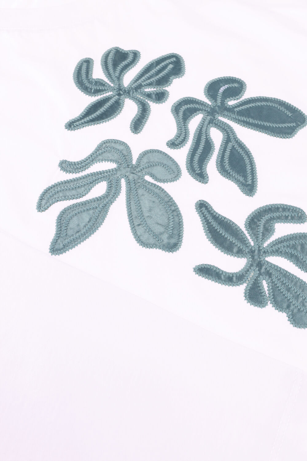 Witte JANSEN AMSTERDAM Blouses RILEY SHIRT CO 184 SHORT SLEEVE WIDE FIT SATIN EMBROIDERY FLOWER - large