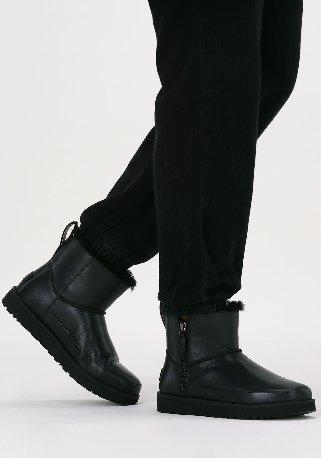 Zwarte UGG Vachtlaarzen W CLASSIC ZIP MINI - large