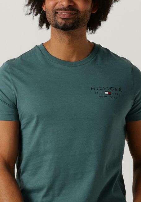 Groene TOMMY HILFIGER T-shirt BRAND LOVE SMALL LOGO TEE - large