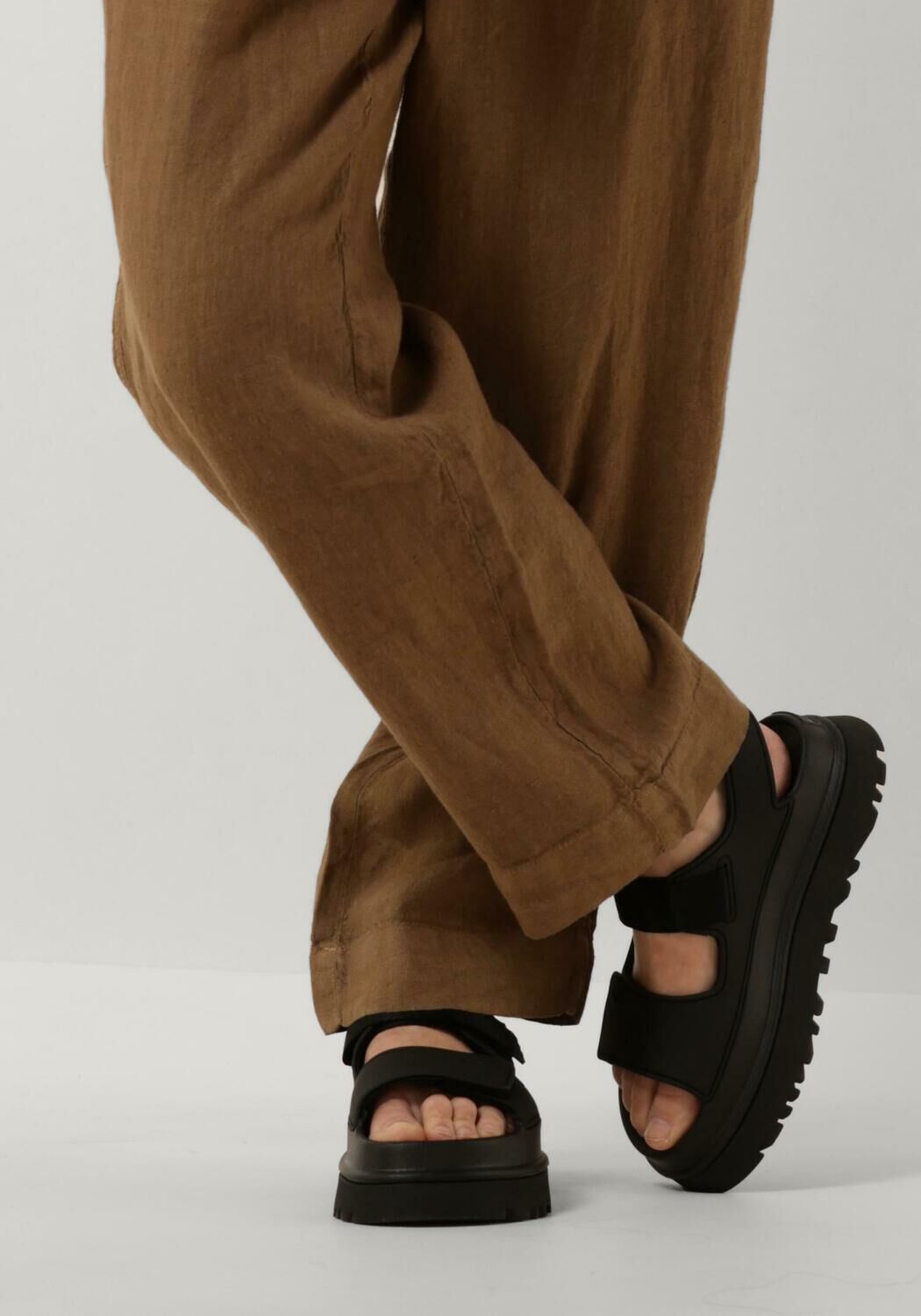 zwarte ugg sandalen w goldenglow