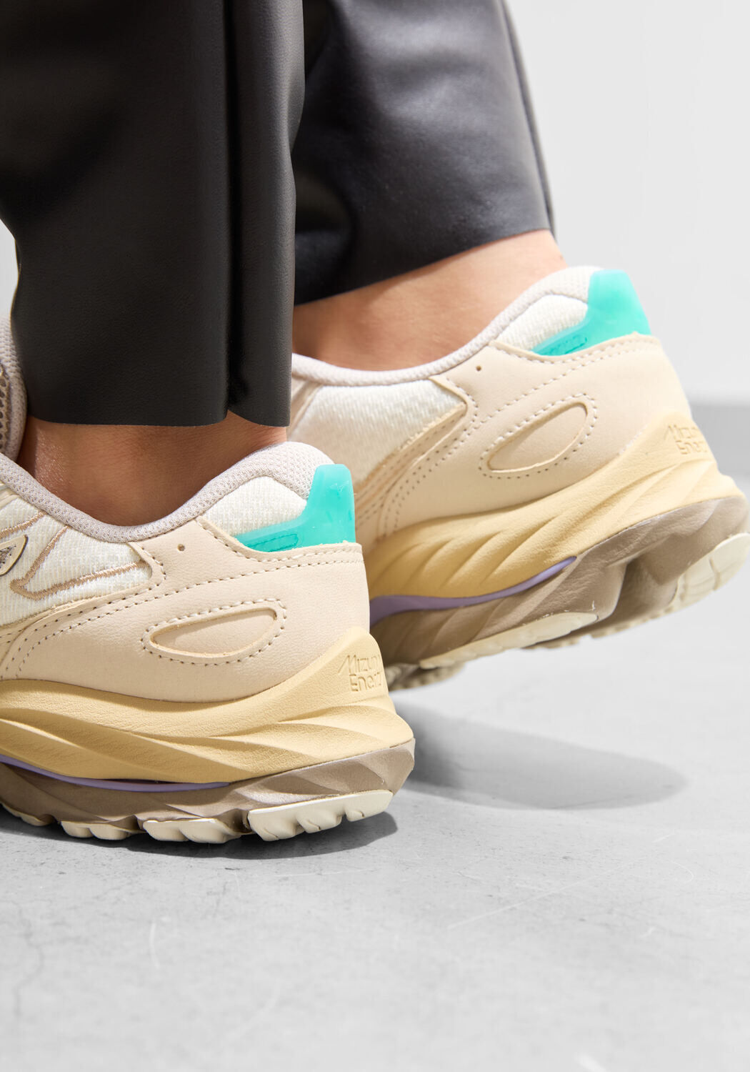 Creme MIZUNO Lage sneakers WAVE RIDER BETA - large