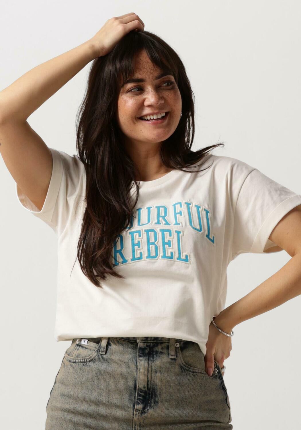 COLOURFUL REBEL Dames Tops T shirts Cr Patch Boxy Tee Wit Kledingwinkel