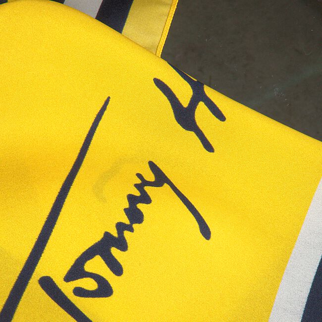 Gele TOMMY HILFIGER Sjaal SIGNATURE SILK FOULARD Gele TOMMY HILFIGER Sjaal SIGNATURE SILK FOULARD - large