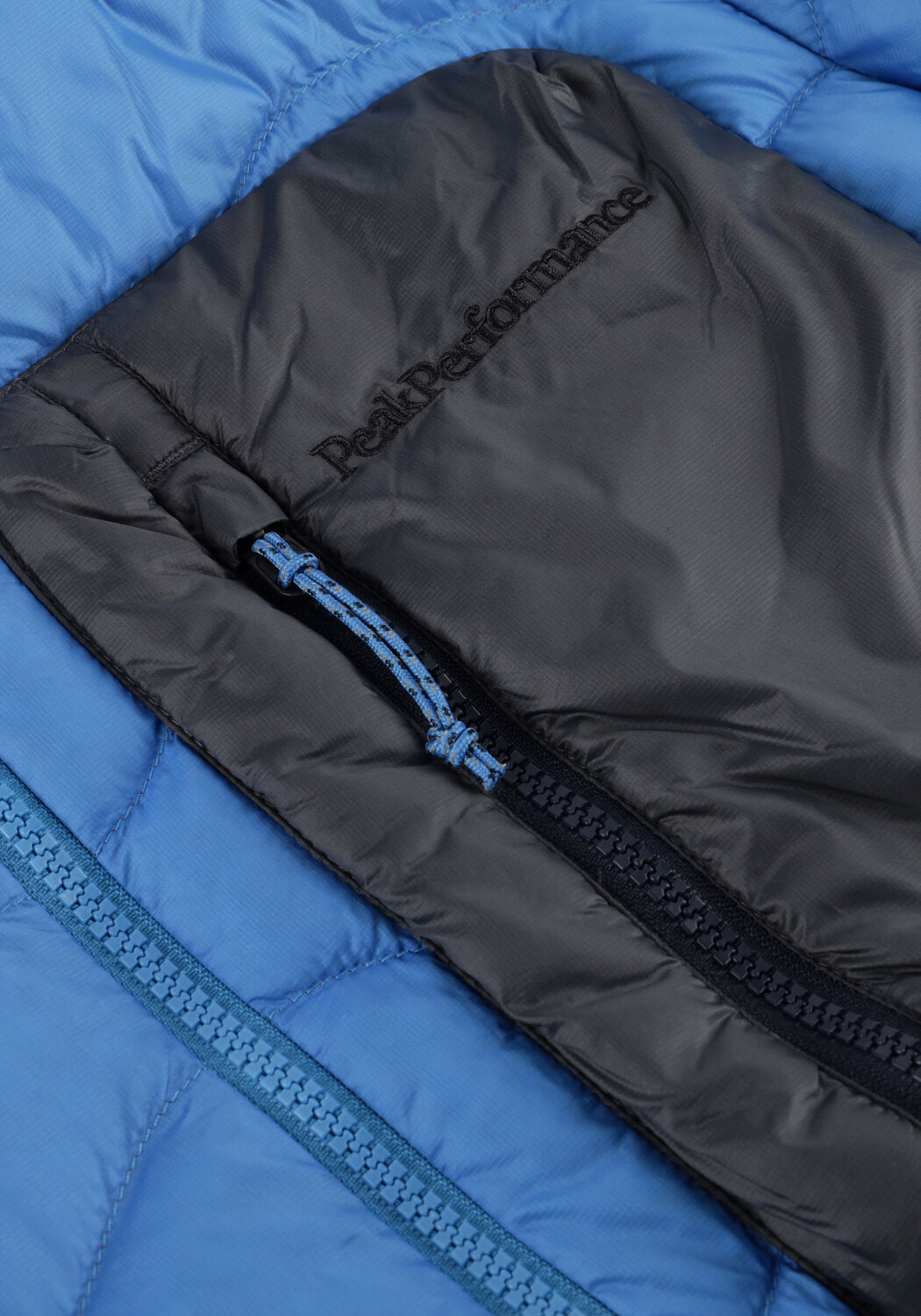 Blauwe PEAK PERFORMANCE Gewatteerde jas HELIUM UTILITY DOWN HOOD JACKET MEN - large