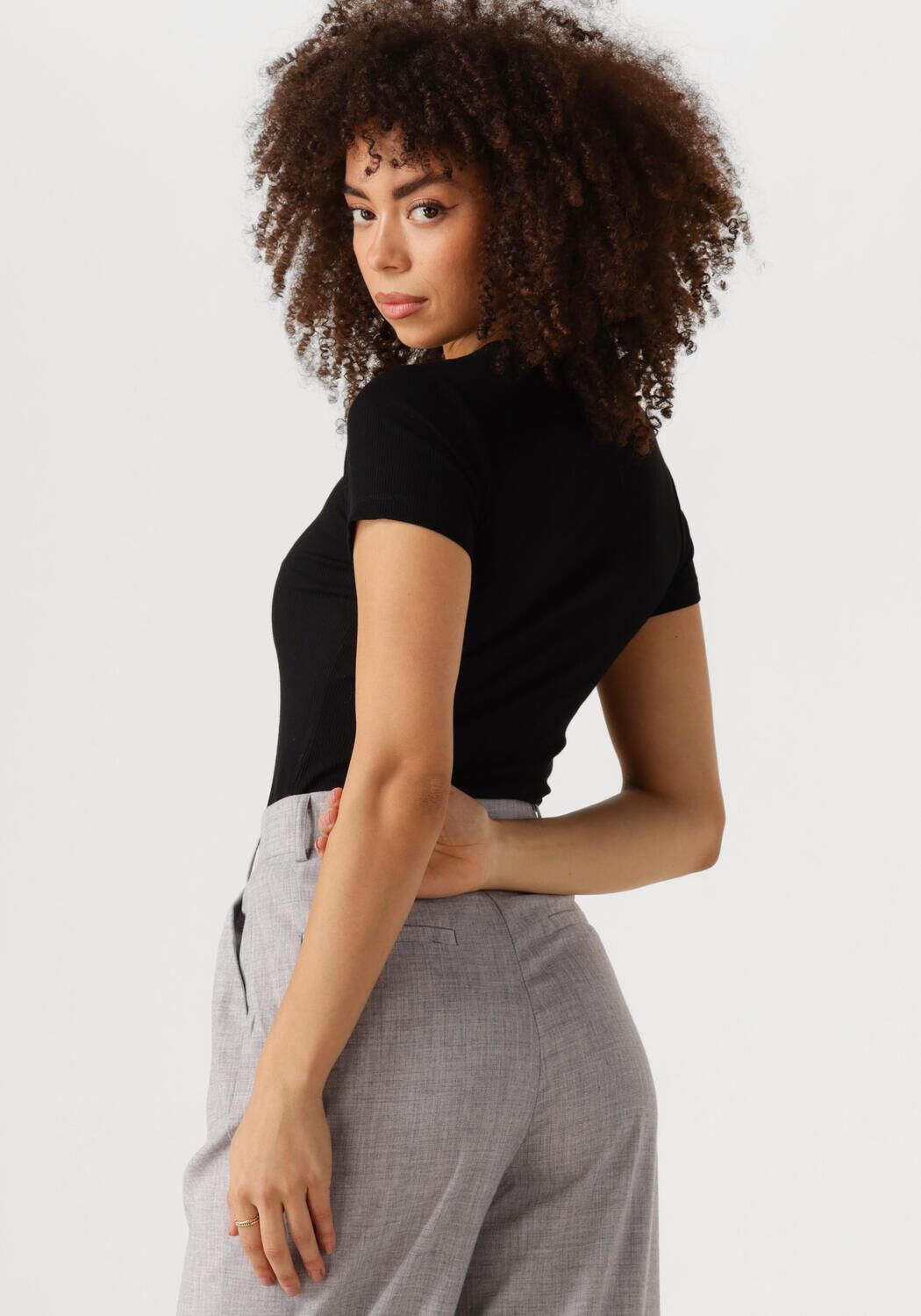 EDITED Dames Tops & T-shirts Naara T-shirt Zwart