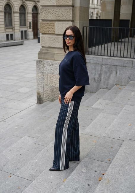 Donkerblauwe HAUTE L'AMITI&Eacute; Wijde broek BAGGY PIN STRIPE TRACK TALL PANTS - large