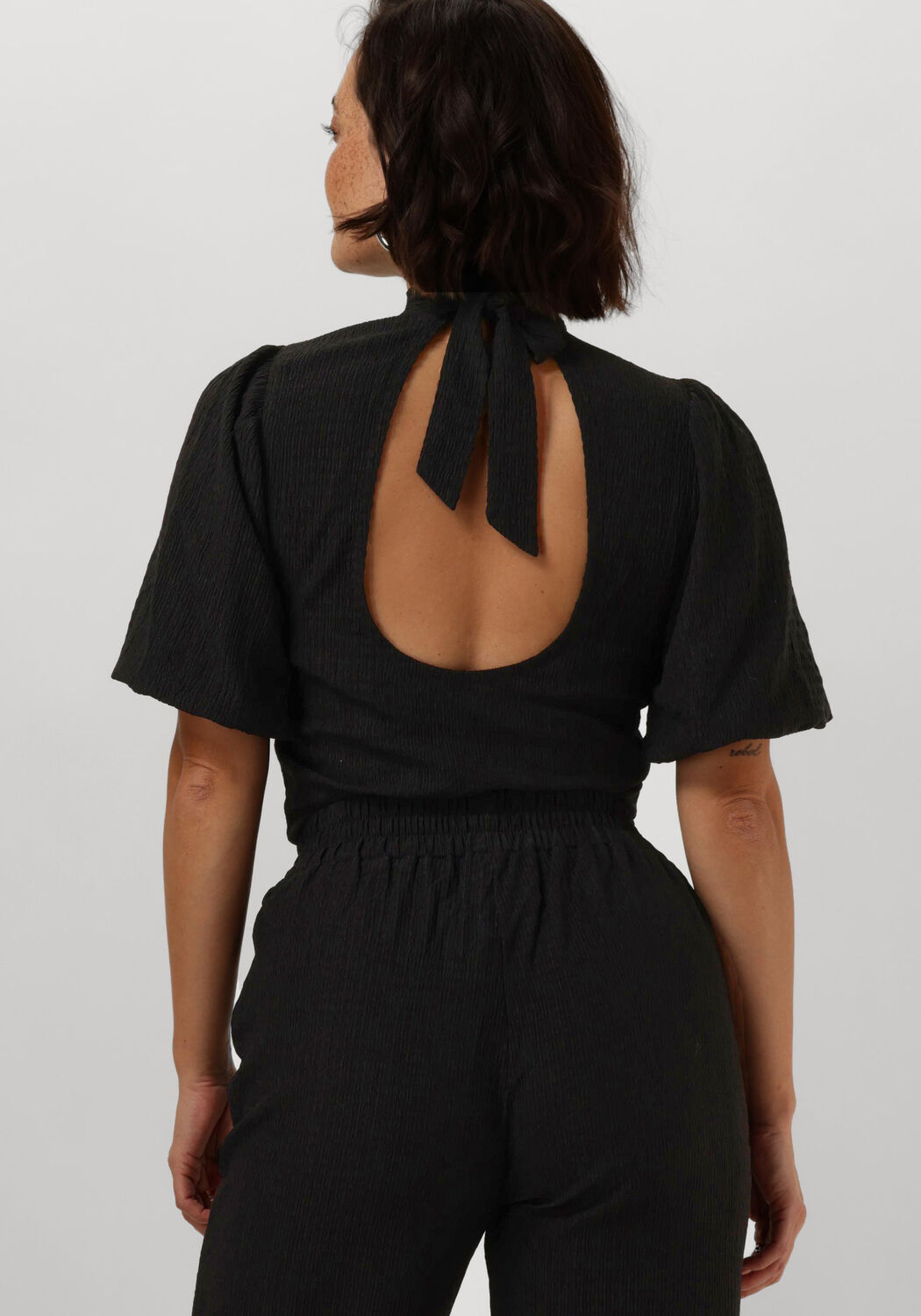 REFINED DEPARTMENT Dames Tops & T-shirts Flo Zwart