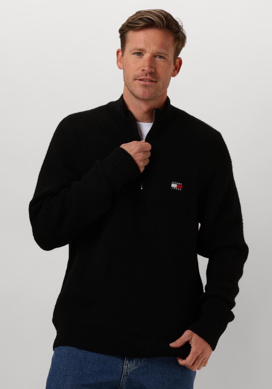 TOMMY JEANS Gebreide trui TJM REG 1 4 ZIP RAGLAN BADGE Ritssluiting tot borsthoogte met geborduurd merklogo