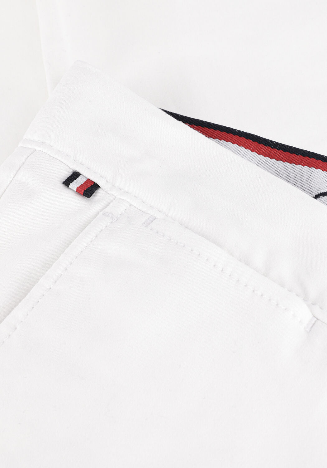 Witte TOMMY HILFIGER Chino BLEECKER TH FLEX SATIN - large