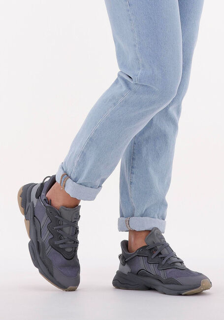 Grijze ADIDAS Lage sneakers OZWEEGO MEN Grijze ADIDAS Lage sneakers OZWEEGO MEN - large