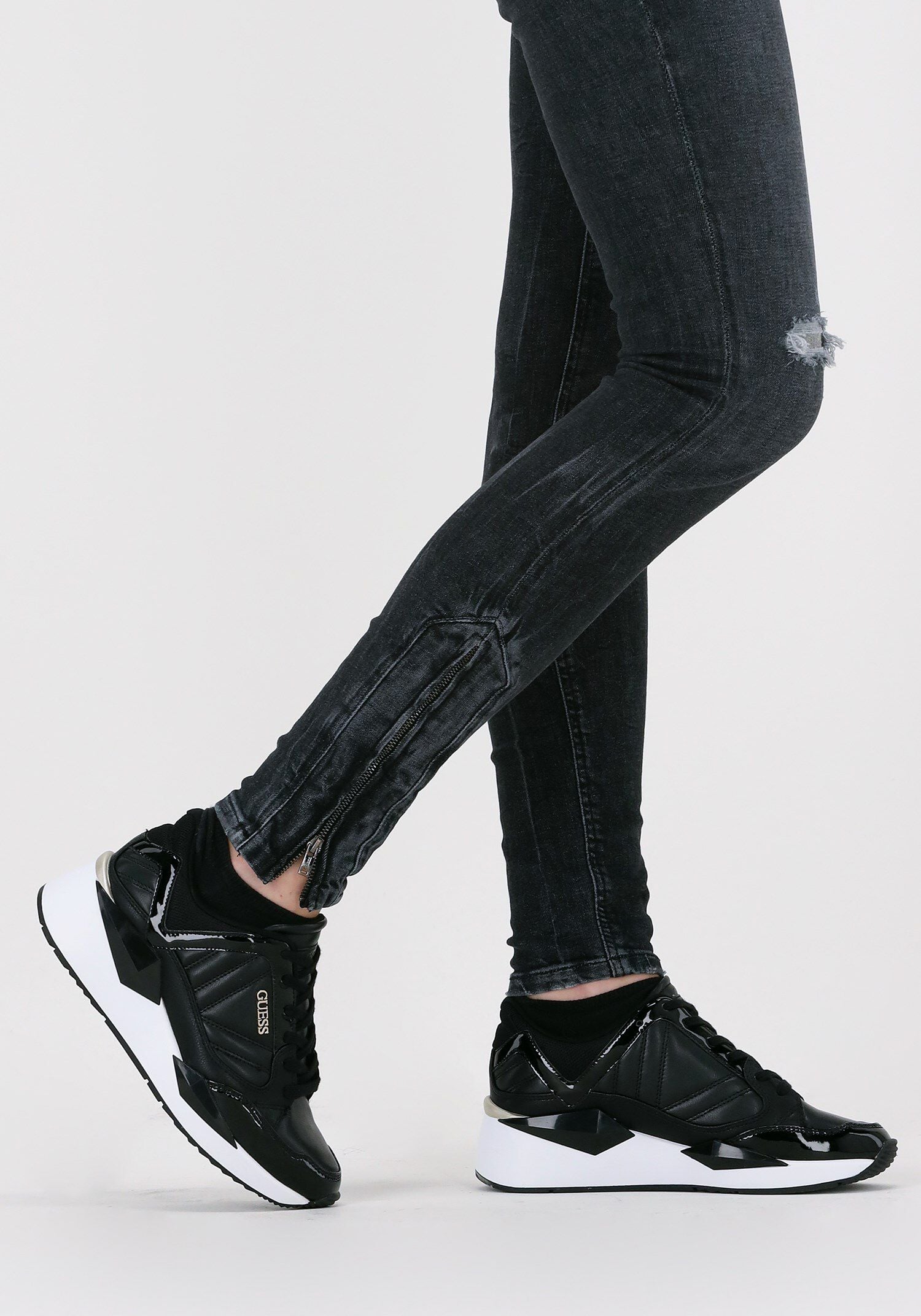 Zwarte GUESS Lage sneakers TRAVES | Omoda