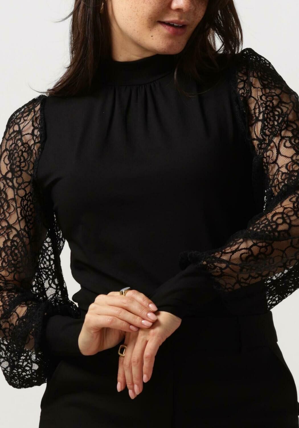 JANSEN AMSTERDAM Dames Blouses V107 Top With Lace Sleeves And Turtle Neck Zwart