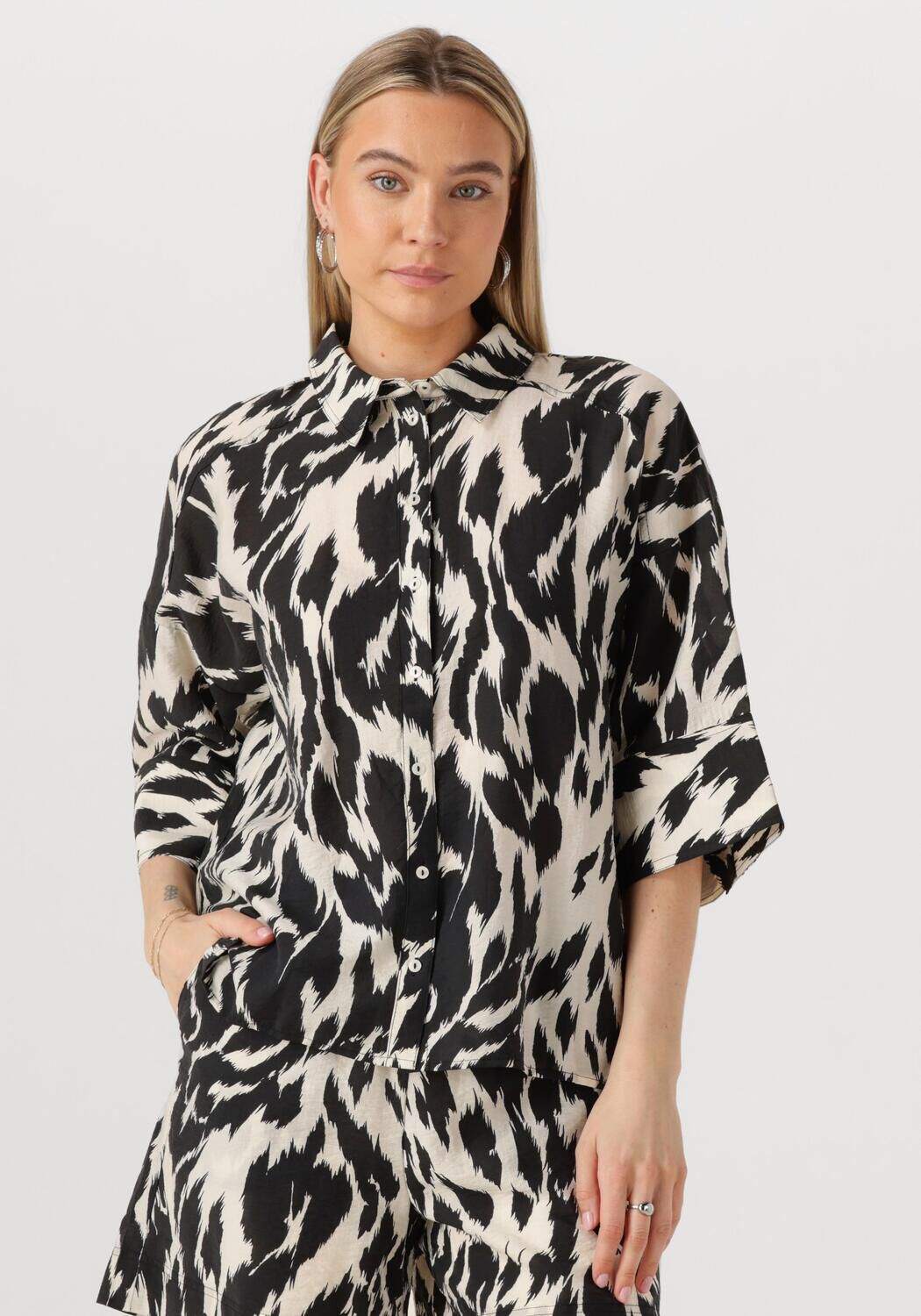 ROUGE EDIT Dames Tops & T-shirts Roualinine 2 4 Oversized Shirt Zwart