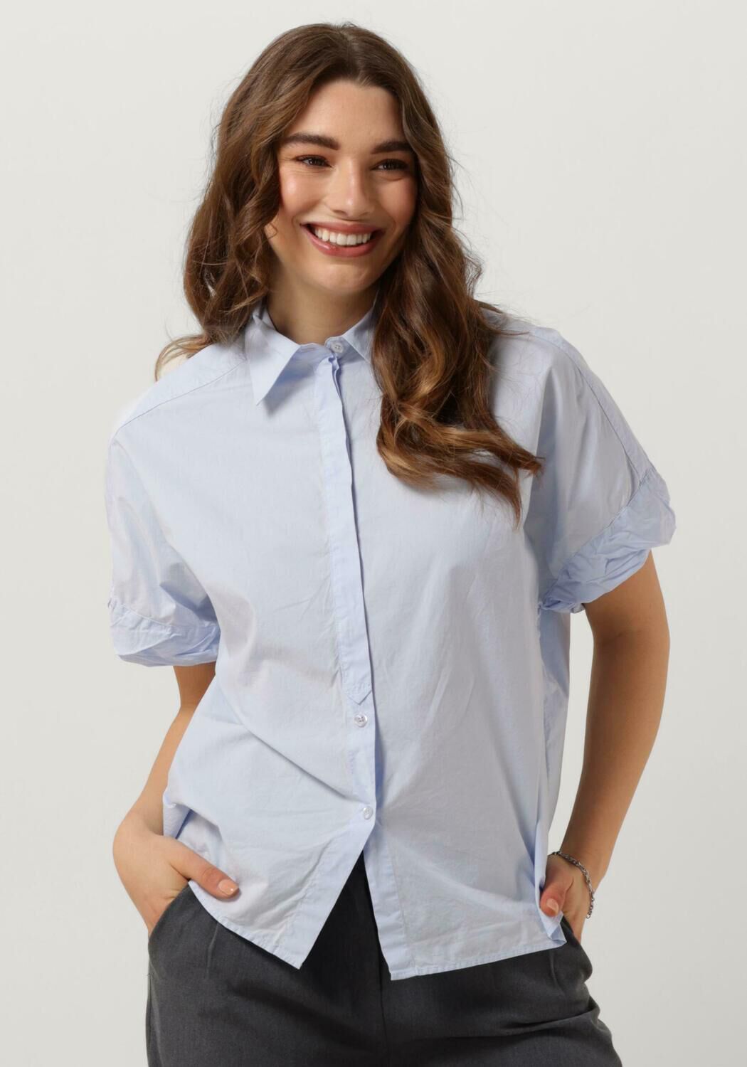 Knit-ted Lichtblauwe Casual Blouse Lizzy Blue Dames