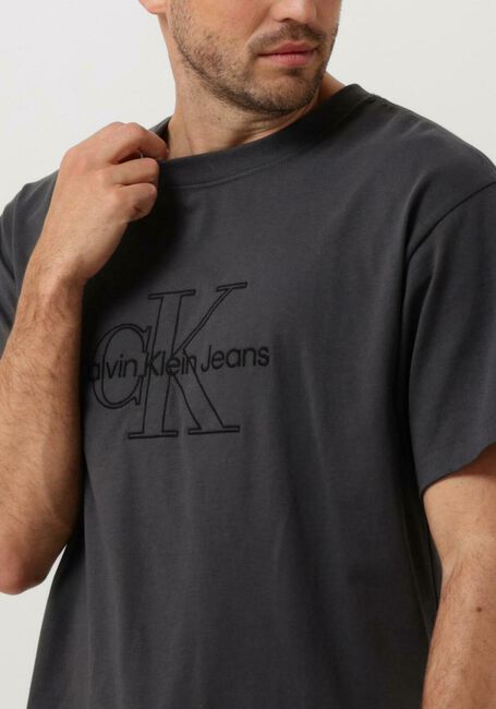 Grijze CALVIN KLEIN T-shirt MONOLOGO WASHED TEE - large