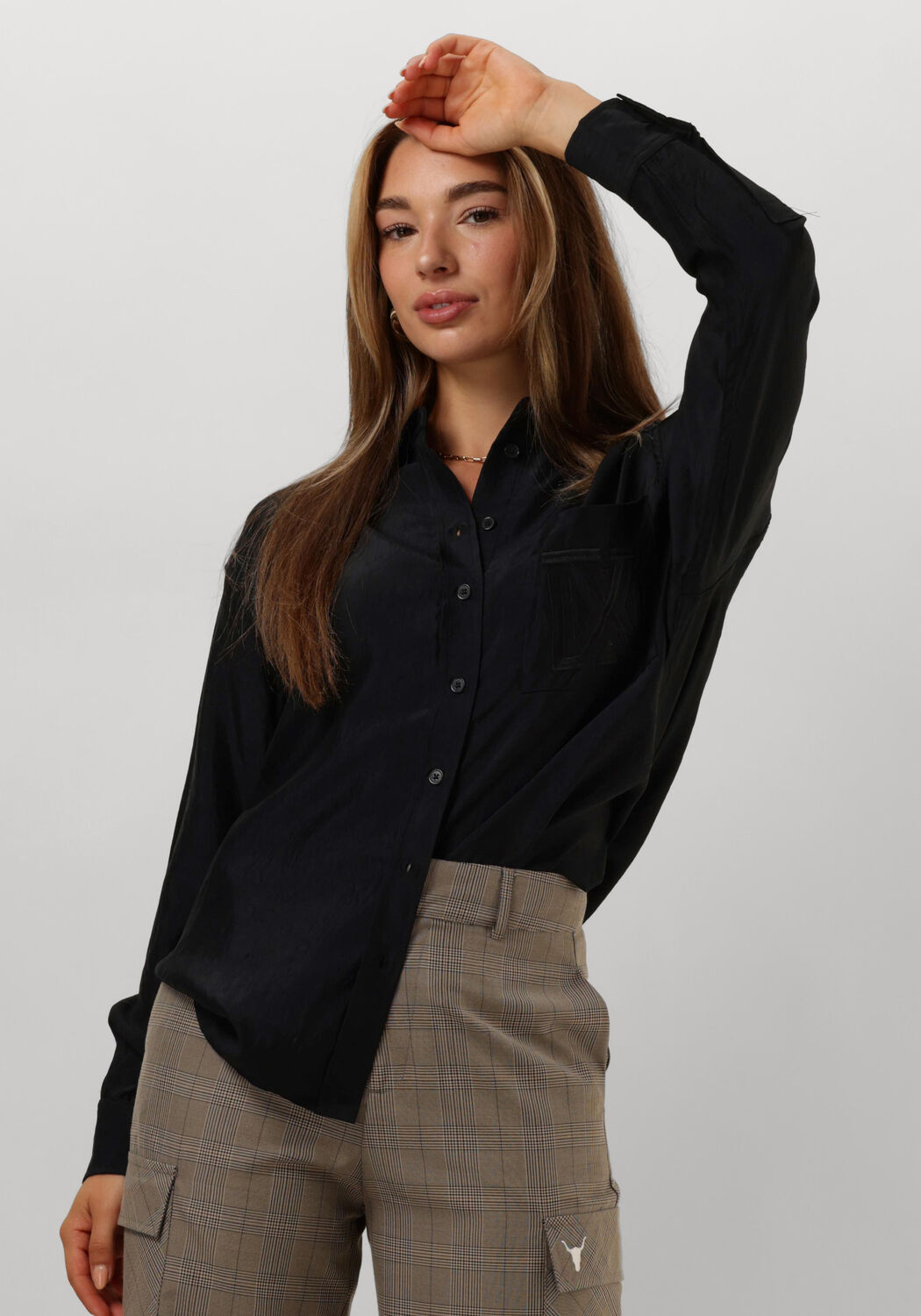 ALIX THE LABEL Dames Blouses Ladies Woven Shiny Crinkle Blouse Zwart