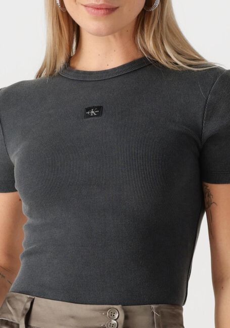 Donkergrijze CALVIN KLEIN T-shirt WASHED WOVEN LABEL RIB FIT TEE - large