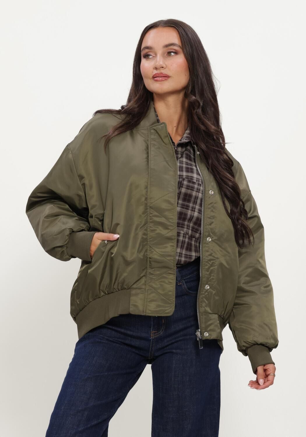 MY ESSENTIAL WARDROBE Dames Jassen Helgamw Bomber Jacket Khaki