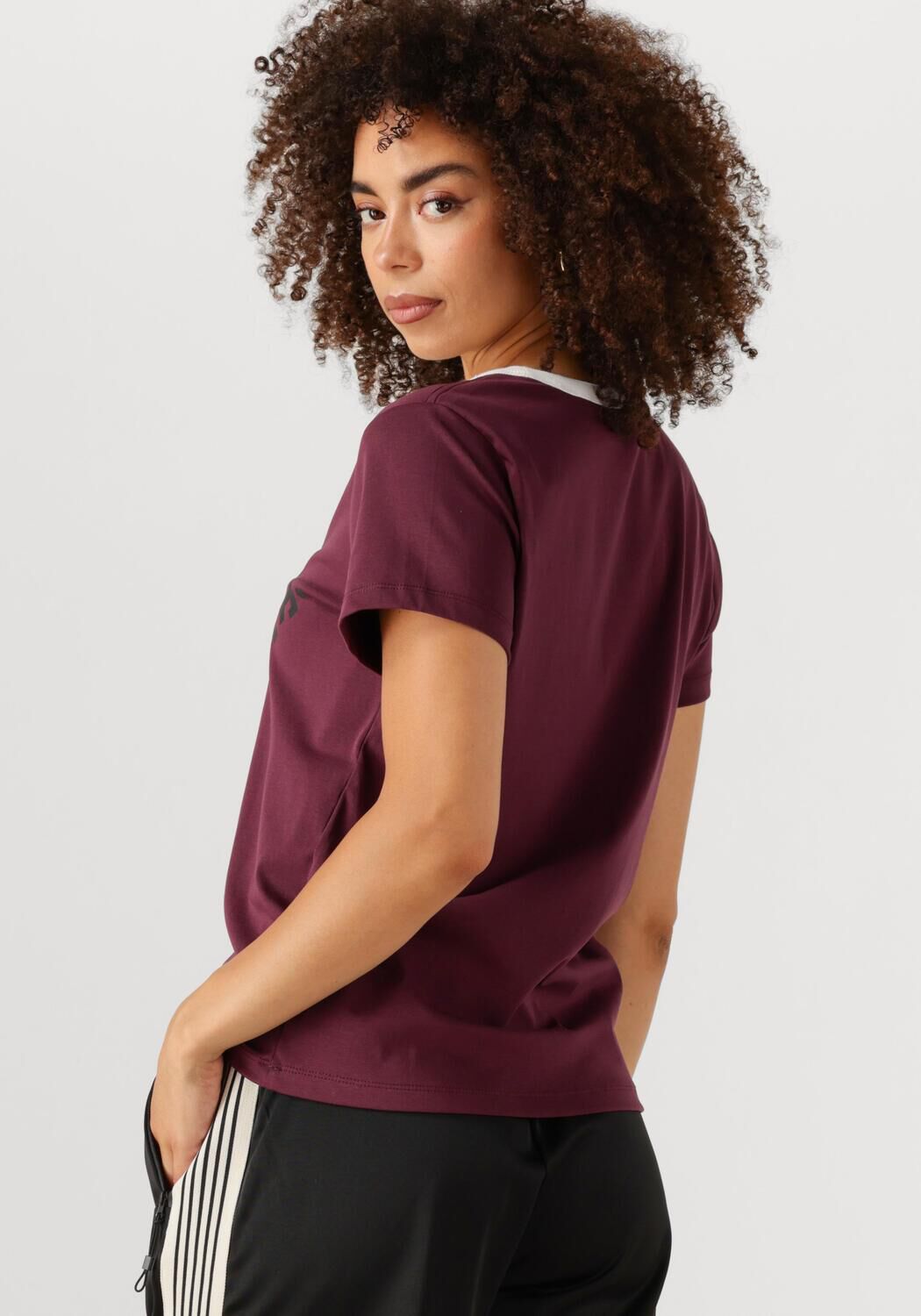 HAUTE L'AMITIÉ Dames Tops & T-shirts Neckline Logo Tee Bordeaux