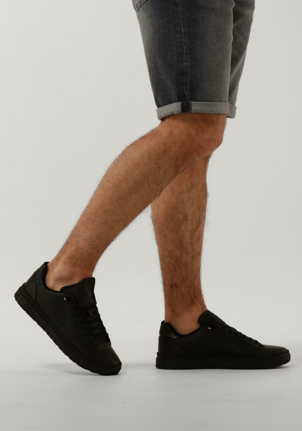 Zwarte TOMMY HILFIGER Lage sneakers MODERN ICONIC COURT CUP - large