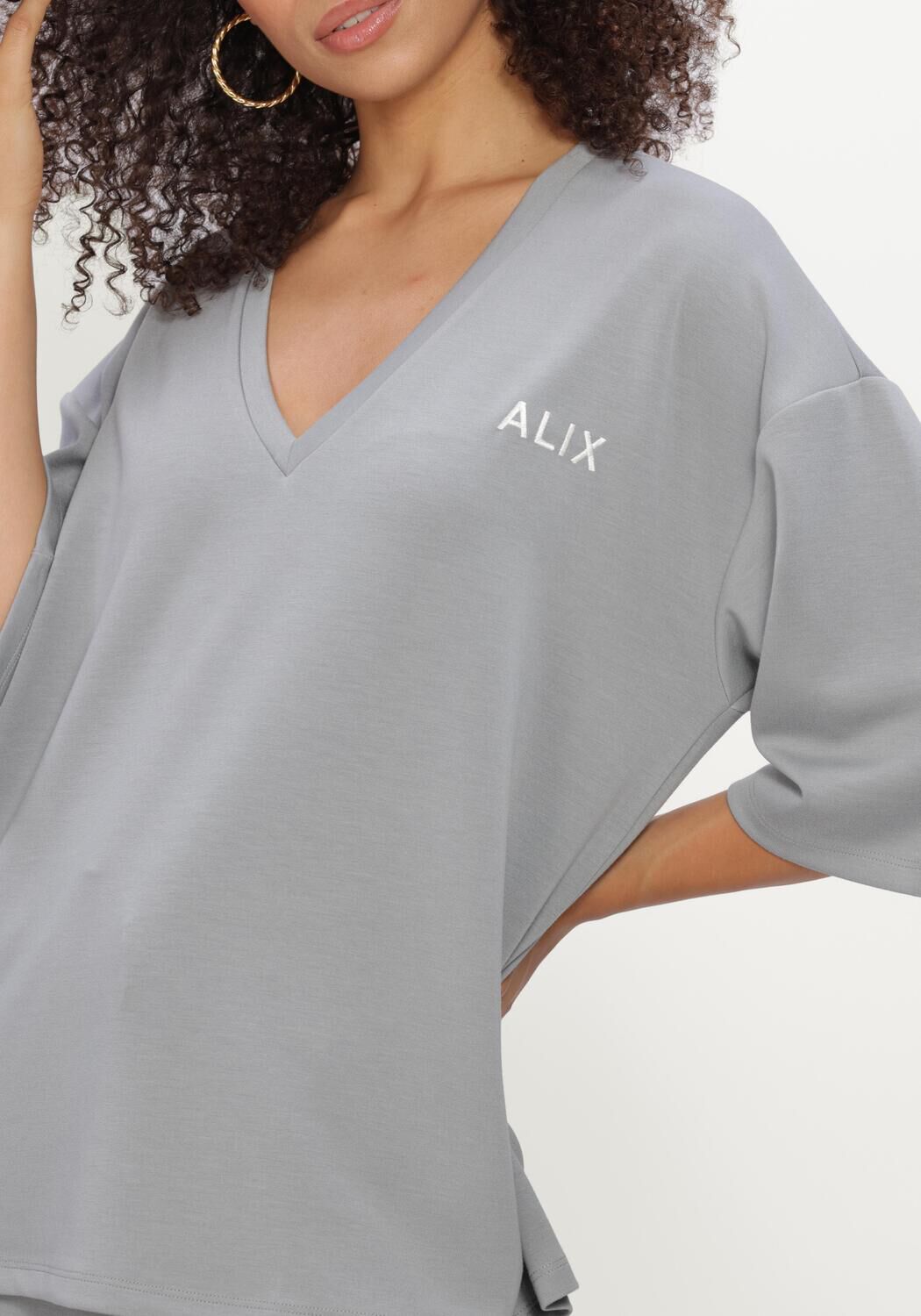 Lichtgrijze ALIX THE LABEL Tops & T-shirts LADIES KNITTED SCUBA V-NECK TOP - large