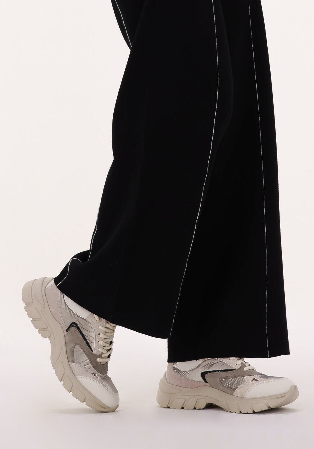 Sneakers Sale | Tot 70% korting in de outlet | Omoda